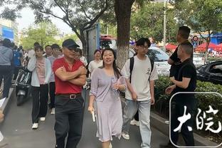 利拉德：当字母哥向前冲时对手会为他准备一堵墙 他知道我的位置